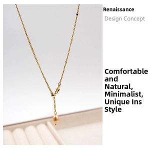 Détail d'un collier en Y doré avec un pendentif réglable en perle rose en forme de goutte