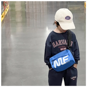 Détail du sac bandoulière enfant en toile bleue avec grand lettrage ME blanc design