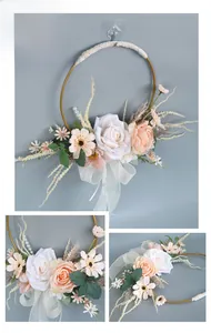 Detalle de aro floral nupcial con rosas blancas, lazo de organza y perlas finas
