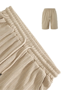 Dettaglio dei pantaloncini casual a coste beige con elastico in vita e coulisse uomo