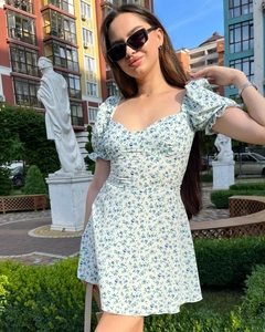 Vue détaillée d'une robe fleurie française blanche à motifs bleus et manches bouffantes