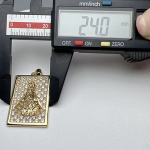 Medida detallada del colgante dorado de la Virgen María con ancho de 24,0 mm en un calibre digital