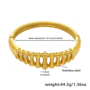 Dettaglio del bracciale rigido in acciaio placcato oro 18k con trama a spina dorsale