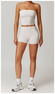 Vue détaillée de l'ensemble de yoga blanc avec brassière et short de sport à taille haute