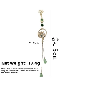 Détail de la broche de style chinois avec perles et pendentifs en jade vert élégant