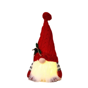Handgemachter Weihnachtszwerg mit roter Strickmütze und leuchtendem Bart