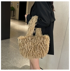 Détail du grand sac cabas en peluche camel montrant la texture douce de la fausse fourrure