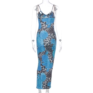 Detail des Bodycon-Midikleids mit blauem Wellenmuster und Leoparden-Print Patchwork