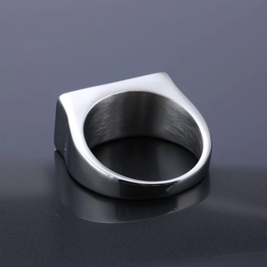 Bague chevalière homme en acier inoxydable argenté au style punk et design industriel chic