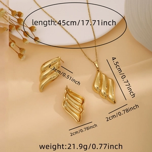 Detailed view of golden luxury floral heart jewelry set with exact size measurements