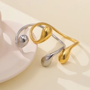 Bracciale rigido aperto minimalista in oro 18 carati e acciaio con design a goccia d'acqua