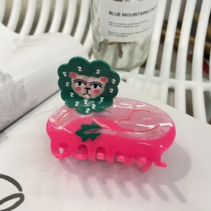 Pince à cheveux lion rose en acétate avec crinière verte sur fond minimaliste