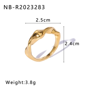 Detailed view of a twisted gold stainless steel pearl ring with 2.5cm size and 3.8g weight