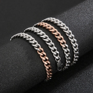 Polierte Cuban-Link-Armbänder in Silber und Roségold auf schwarzem Display-Ständer