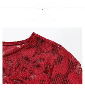 Gros plan détaillé sur la dentelle florale rouge à l'épaule et à l'encolure