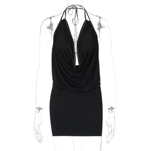 Detaillierte Nahaufnahme eines sexy schwarzen Neckholder-Kleids mit tiefem V-Ausschnitt und Nieten