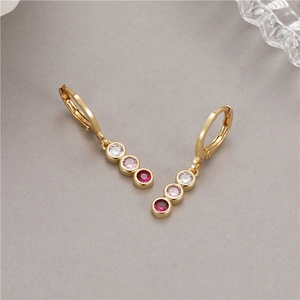 Eleganti orecchini placcati oro 14K con trio verticale di zirconi tondi sfumati