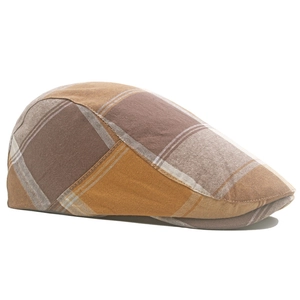 Dettaglio della coppola in cotone a quadri con motivo patchwork vintage marrone e giallo