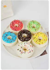 Lot de six beignets en chocolat PU artificiels colorés avec vermicelles sur assiette