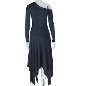 Détail des fronces à la taille et ourlet asymétrique d'une robe noire à épaule dénudée