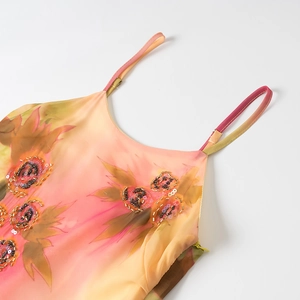 Abito lungo con sfumatura rosa e arancione, paillettes e delicati motivi stampati