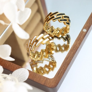 French style gold plated titanium steel rings with black and white enamel chain texture