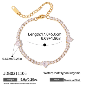 Detail eines 18K vergoldeten Edelstahl-Tennisarmbands mit herzförmigen Zirkonia-Steinen