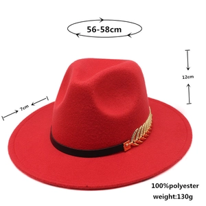 Detailansicht eines roten Fedora-Huts mit schwarzem Band, Goldblatt-Zierde und Maßen