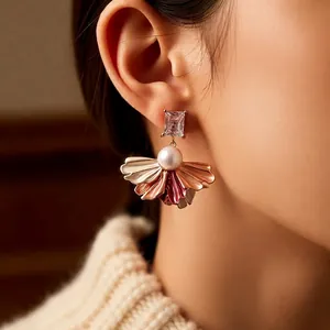 Boucles d'oreilles vintage plaquées or avec perles et zircon portées par un mannequin