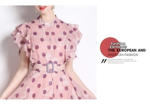 Detail eines Polka-Dot-Sommerkleides mit Stehkragen, Rüschenärmeln und Taillengürtel