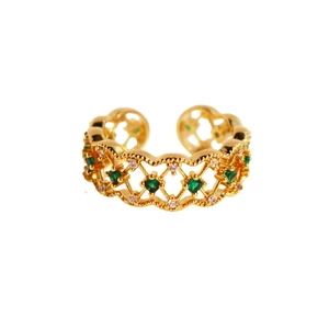 Vintage palace style gold open ring with emerald green zircon and hollow lace pattern