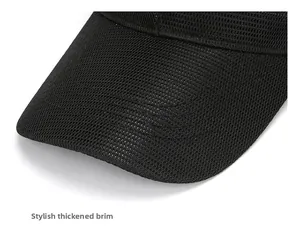 Dettaglio ravvicinato della visiera rinforzata di un cappello da baseball in mesh nero
