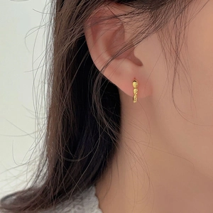 Minimalist 925 silver beaded huggie hoop earrings with polished three-dot gold design