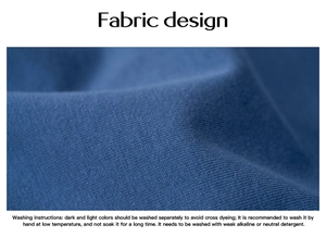 Détail de la texture du tissu bleu avec instructions de lavage pour haut col en V