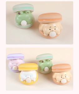 Vista detallada de juguetes blandos de macaron con formas de animales de colores vivos