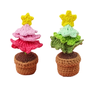 Décorations de table sapin de Noël au crochet en rose et vert sur fond blanc