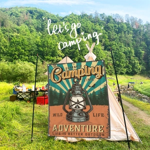 Détail de la bannière de camping en toile vintage avec motif de lanterne et montagnes