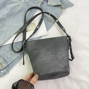 Sac seau vintage gris chic avec bandoulière à œillets noirs vue de dessus stylée