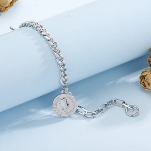 Détail du bracelet argenté avec boucle OT et pendentif pièce reine Élisabeth II