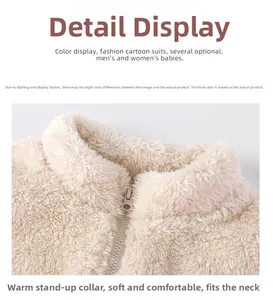 Dettaglio del gilet di peluche per neonati con collo alto caldo e cerniera in beige