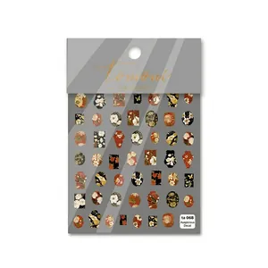 Vue détaillée d'autocollants pour ongles avec motifs floraux et papillons en rouge et or