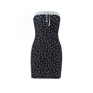 Détail d'une robe bustier à pois avec encolure à volants et petit nœud décoratif