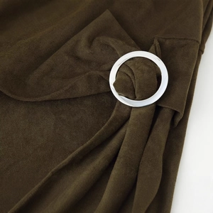 Asymmetrisches Kleid aus Wildlederimitat in Olivgrün mit silbernem Metallring-Detail