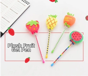 Dettaglio di penne creative in peluche a forma di frutta con pompon alla fragola
