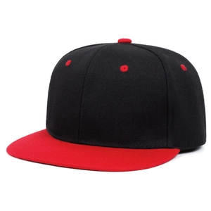 Détail de la casquette snapback bicolore noir et rouge avec coutures renforcées