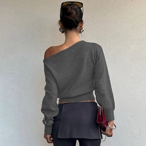 Vue arrière détaillée d'un haut en tricot gris foncé montrant la texture côtelée