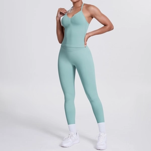 Minzgrünes Yoga-Set mit Neckholder-Top und High-Waist-Leggings für Damen im Detail