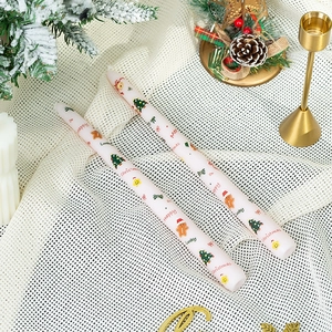 Lot de deux bougies de Noël artisanales en cire de soja avec motifs de pain d'épices