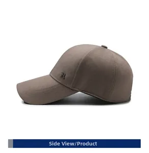 Dettaglio della trama del tessuto marrone e del logo R in metallo sul lato del cappello