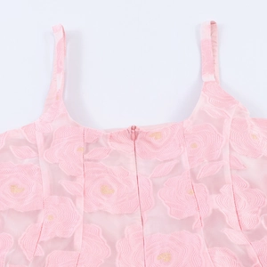 Robe à bretelles jacquard rose avec motifs de roses et fermeture éclair invisible au dos